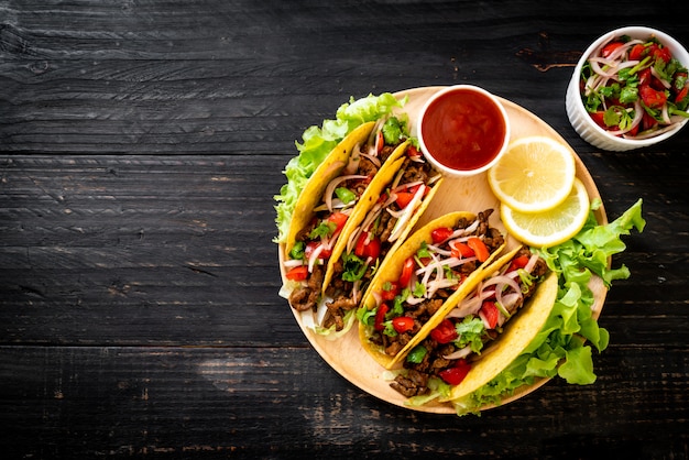 Photo tacos à la viande et aux légumes