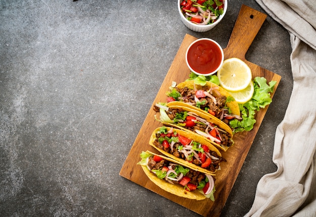 tacos à la viande et aux légumes