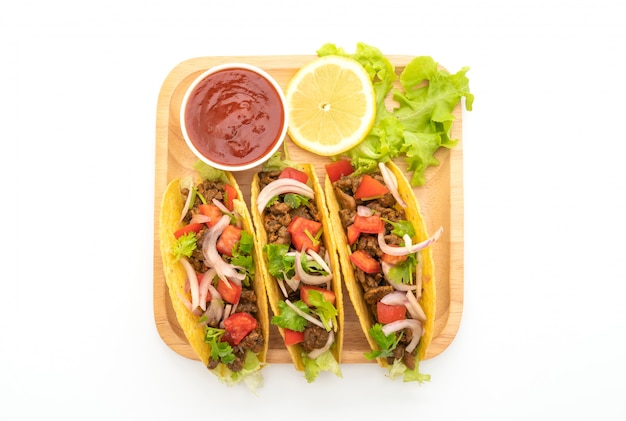 tacos à la viande et légumes isolés sur fond blanc