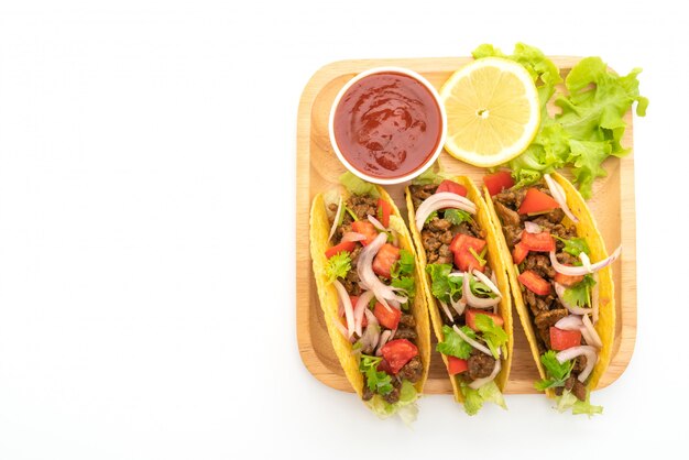 Tacos à La Viande Et Légumes Isolés Sur Fond Blanc