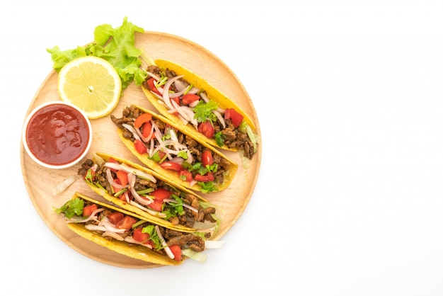 Photo tacos à la viande et légumes isolés sur fond blanc