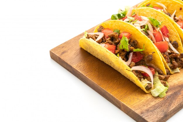 Photo tacos à la viande et légumes isolés