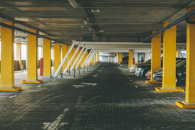 Étage d'un parking hors sol à plusieurs niveaux, avec des rangées de colonnes jaunes