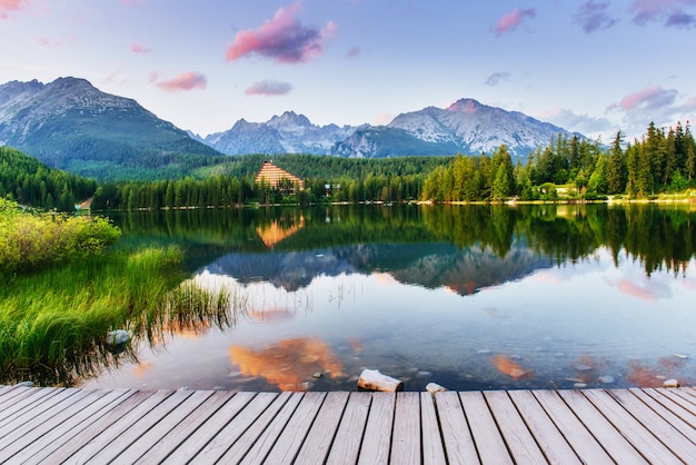 Étagère en bois pour la présentation du produit, avec fond de lac Strbske pleso dans les montagnes des Hautes Tatras, Slovaquie