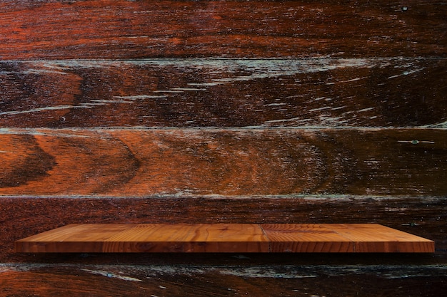 Étagère en bois vide sur le mur en bois.