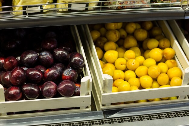 Étagère de légumes au supermarché