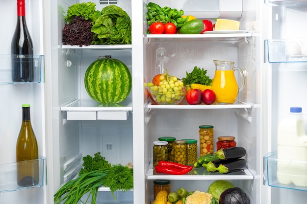 Étagère de réfrigérateur pleine de légumes frais photo en gros