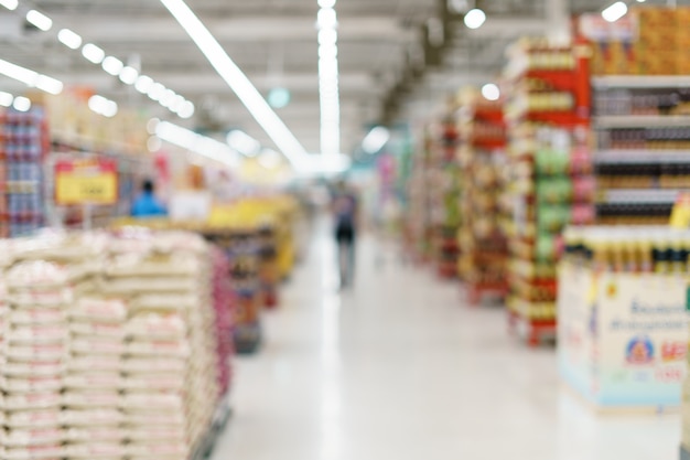 Étagères au supermarché.