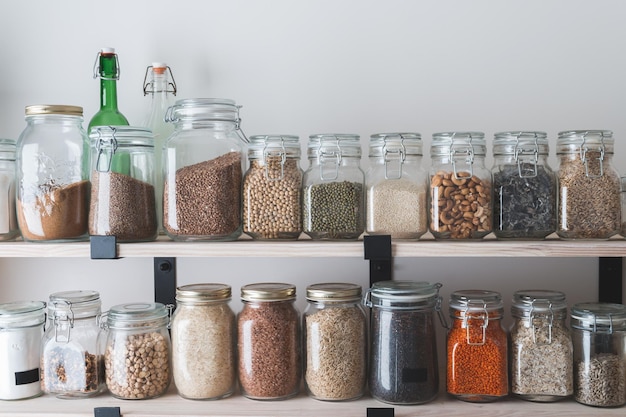 Étagères avec bocaux en verre remplis d'épicerie