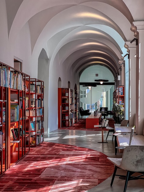 Étagères avec divers livres dans la bibliothèque de la ville