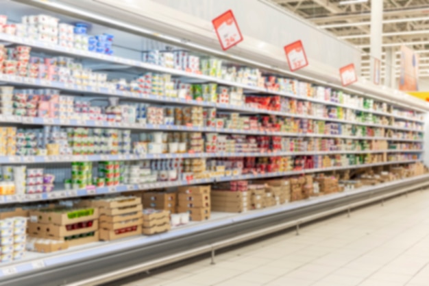 Étagères avec des produits dans un grand supermarché. Flou.