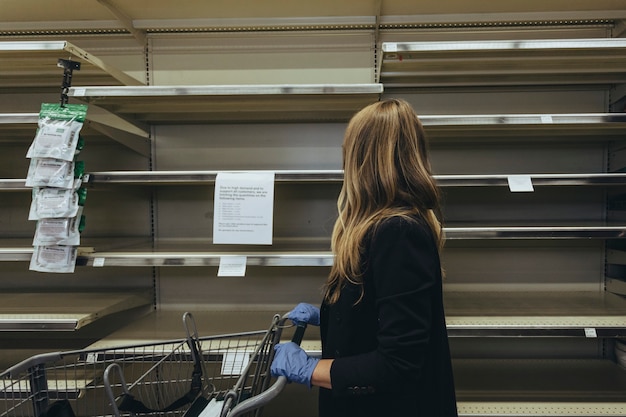 Étagères vides au supermarché en raison de la panique liée au COVID-19