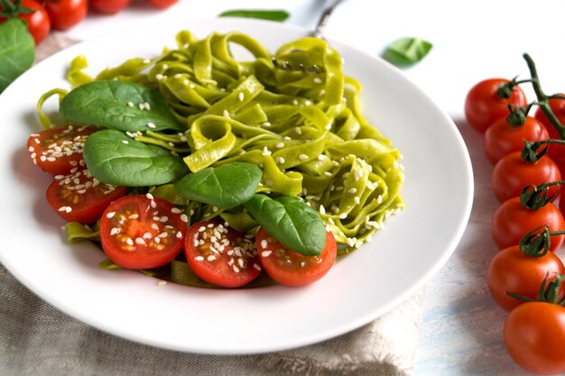 Tagliatelles aux épinards et tomates cerises. bonne alimentation.