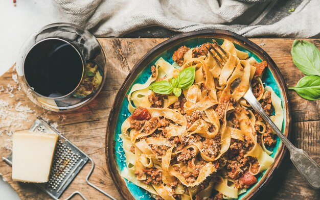 Tagliatelles bolognaise à la viande hachée sauce tomate et parmesan