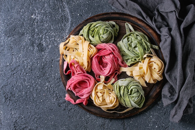 Tagliatelles colorées de pâtes faites maison