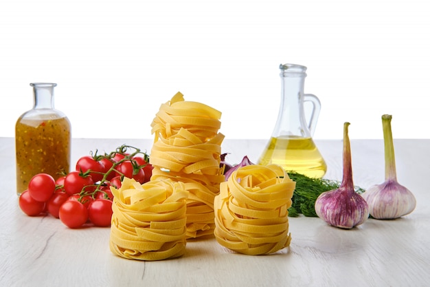 Tagliatelles Crues Avec Des Ingrédients Sur Une Table