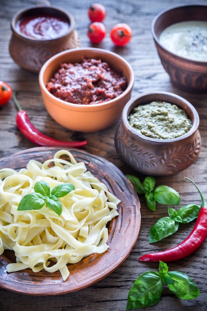 Tagliatelles avec différentes sortes de sauce