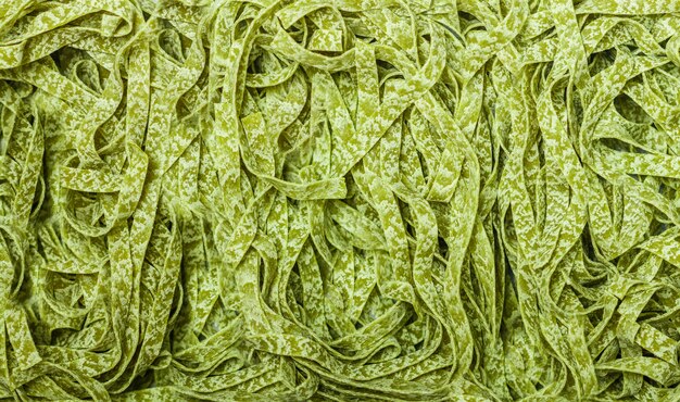 Tagliatelles d'épinards aux pâtes vertes italiennes faites maison crues