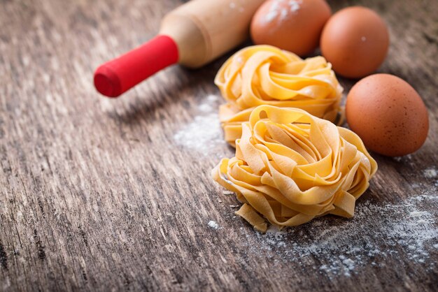 Tagliatelles et œufs de pâtes crues