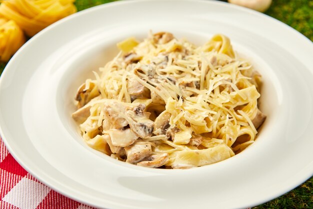 Tagliatelles de pâtes au poulet, mashrooms et sauce à la crème