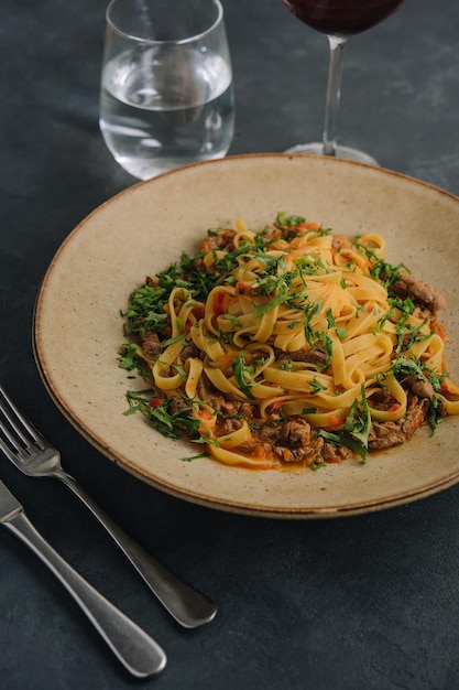 Tagliatelles de pâtes aux œufs avec sauce bolognaise à base de viande et sauce tomate