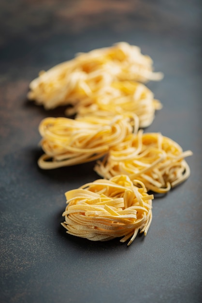 Tagliatelles de pâtes crues italiennes