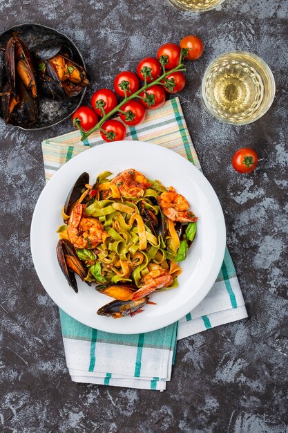 Tagliatelles de pâtes de fruits de mer italiennes faites maison avec moules et crevettes