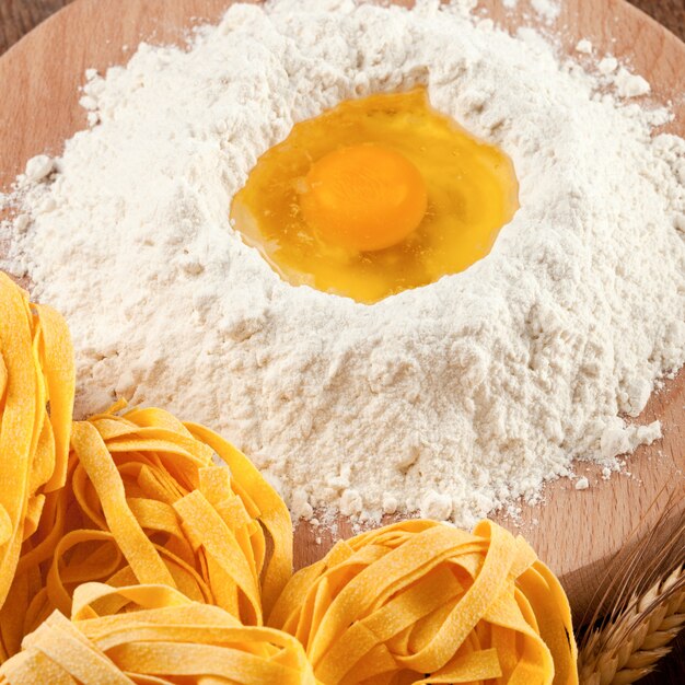 Tagliatelles de pâtes italiennes faites maison