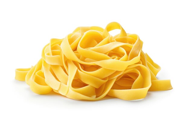 Tagliatelles de pâtes italiennes sur fond blanc