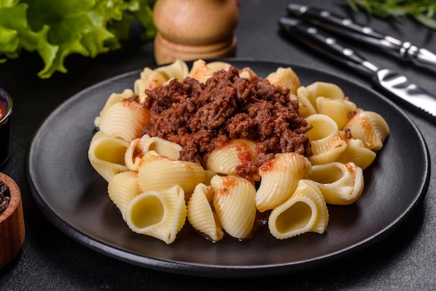 Tagliatelles de pâtes italiennes avec sauce à la viande maison traditionnelle