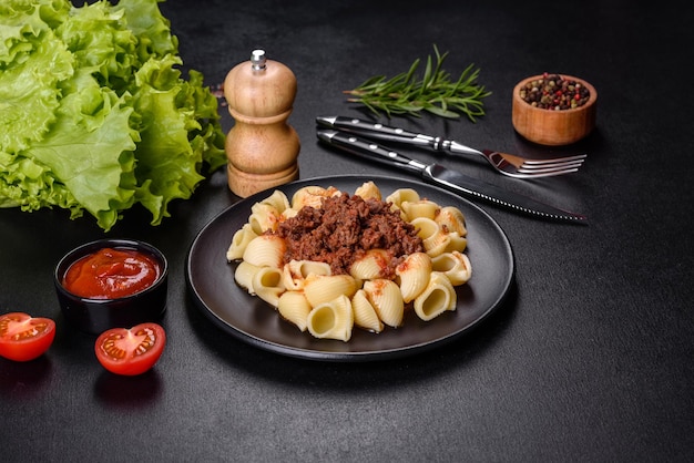 Tagliatelles de pâtes italiennes avec sauce à la viande maison traditionnelle