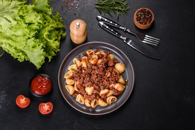 Tagliatelles de pâtes italiennes avec sauce à la viande maison traditionnelle