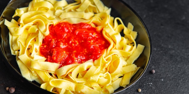 Tagliatelles de sauce aux légumes de tomate de pâtes Arabiata ou collation de repas de linguini sur l'espace de copie de table
