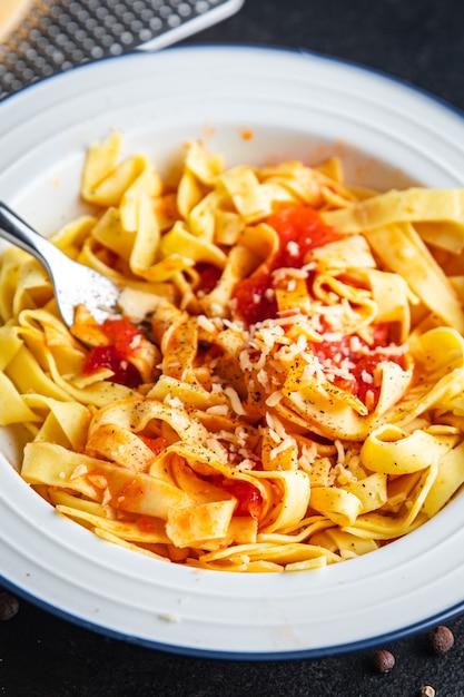 Tagliatelles de sauce aux légumes de tomate de pâtes Arabiata ou collation de repas de linguini sur l'espace de copie de table