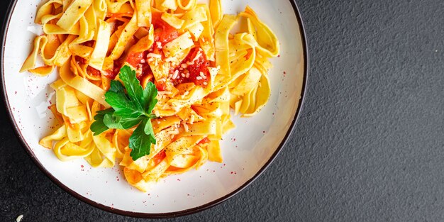 Tagliatelles de sauce aux légumes de tomate de pâtes Arabiata ou collation de repas de linguini sur l'espace de copie de table