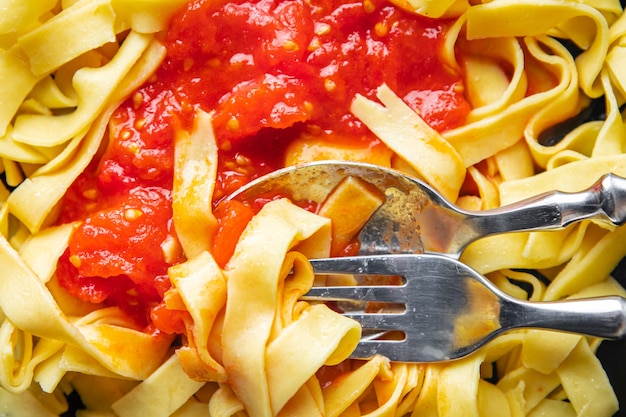 Tagliatelles à la sauce tomate pâtes prêtes à manger collation repas sur la table copie espace arrière-plan alimentaire