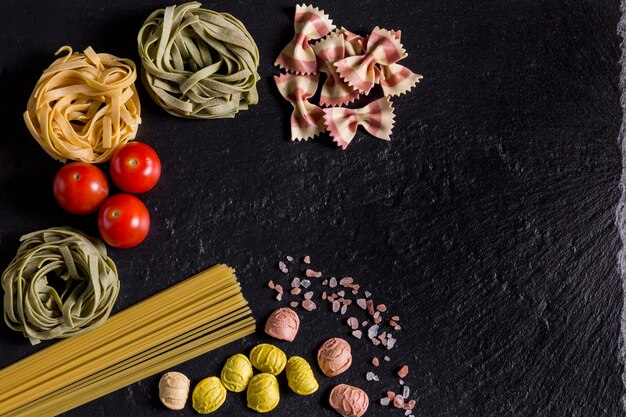 Tagliatelles vertes et jaunes, spaghettis et pâtes papillons, Sel et tomates