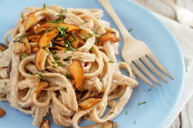 Tagliolini de blé entier aux champignons Porcini close up