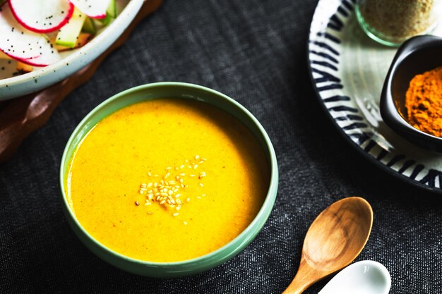 Tahini avec vinaigrette au curcuma