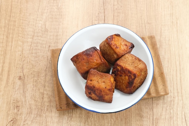 Tahu Bacem, cuisine traditionnelle du centre de Java, Indonésie, cuite avec des épices, du sucre de palme