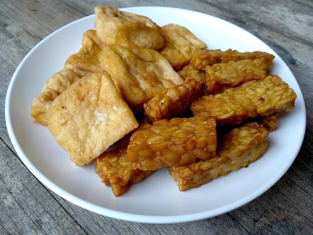 Tahu Tempe goreng ou Fried Tofu et Tempeh sur une assiette Cuisine culinaire indonésienne