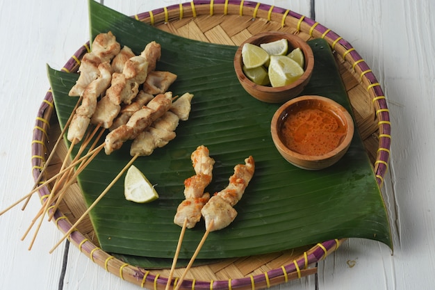 le taichan est une variante du satay qui contient du poulet grillé et servi uniquement avec de la sauce chili et du citron vert