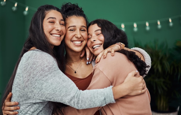 Étaient comme une famille d'amis Photo de trois jeunes sœurs heureuses s'embrassant dans un café