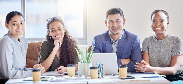 Étaient là pour vous aider à développer votre entreprise Photo d'un groupe de collègues en réunion dans une salle de réunion au travail