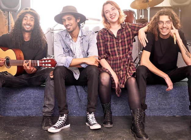 Étaient là pour vous divertir. Portrait en pied d'un groupe assis sur scène avant leur concert.