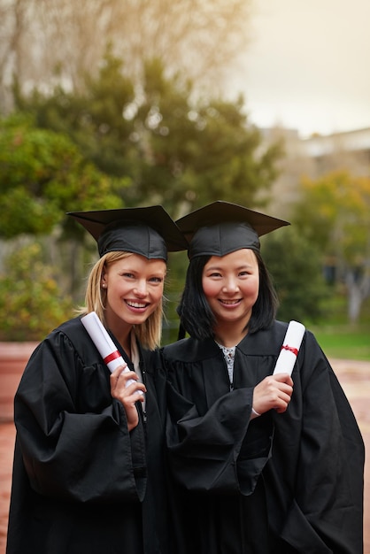 Étaient prêts pour notre prochaine aventure Photo de deux diplômés universitaires tenant leurs diplômes