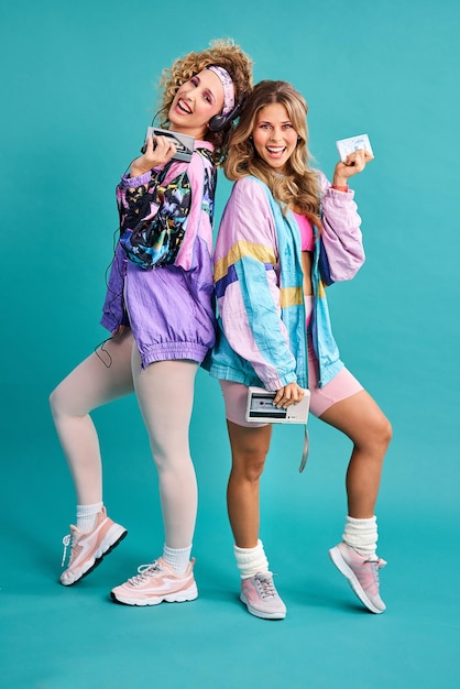 Étaient en train de répandre des vibrations des années 80 Photo en studio de deux belles jeunes femmes vêtues de vêtements des années 80