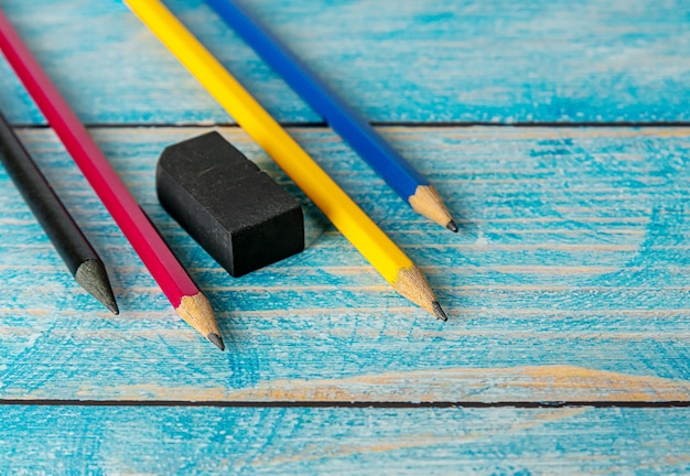 Taille crayon coloré sur bois bleu floue
