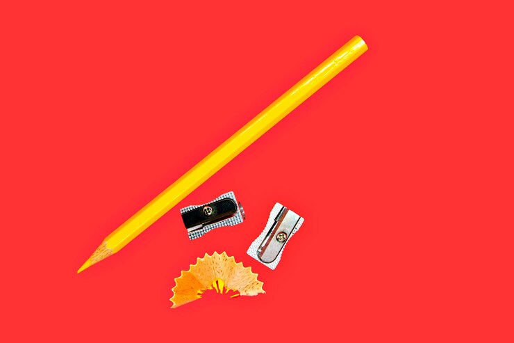 Photo taille-crayon isolé sur fond rouge. fournitures de bureau, retour à l'école.