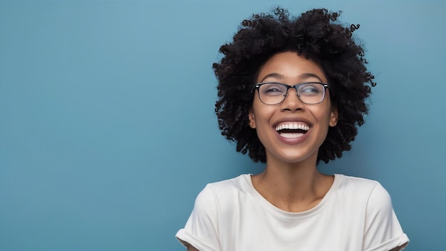 Sur la taille, une femme joyeuse et bouclée avec un sourire denté porte des lunettes optiques et un blanc solide décontracté.